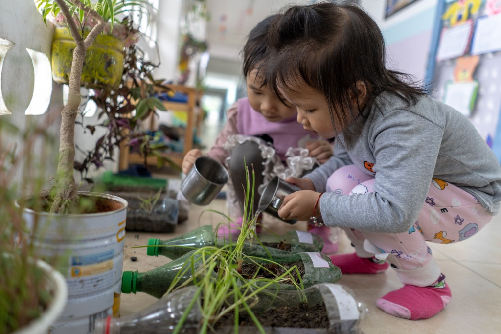 ĐẶT SỰ CHÚ Ý VÀ THEO DÕI SỰ DẪN DẮT CỦA TRẺ